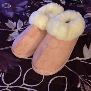 Brand new pink ugg/bearpaw type slipper